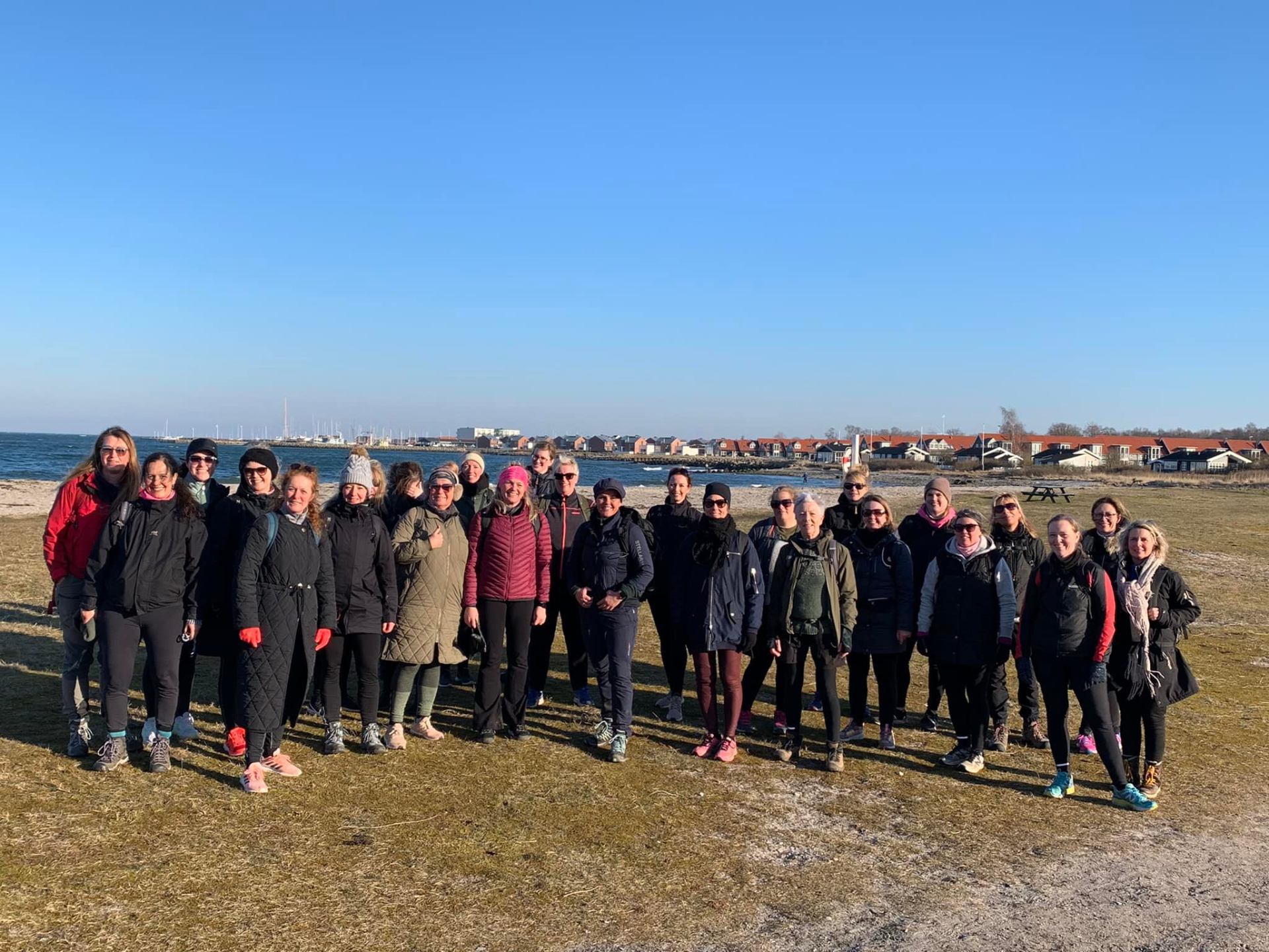 Kvinder fra Womens Outdoor Adventures på vandretur ved kysten